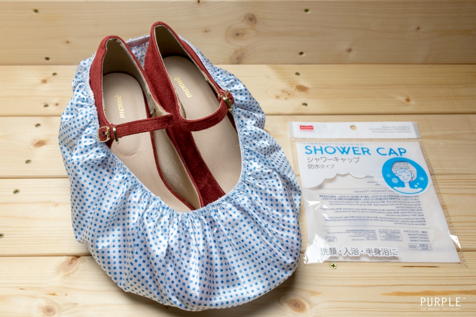100円均一「ダイソー」のシャワーキャップは靴カバーに使える。